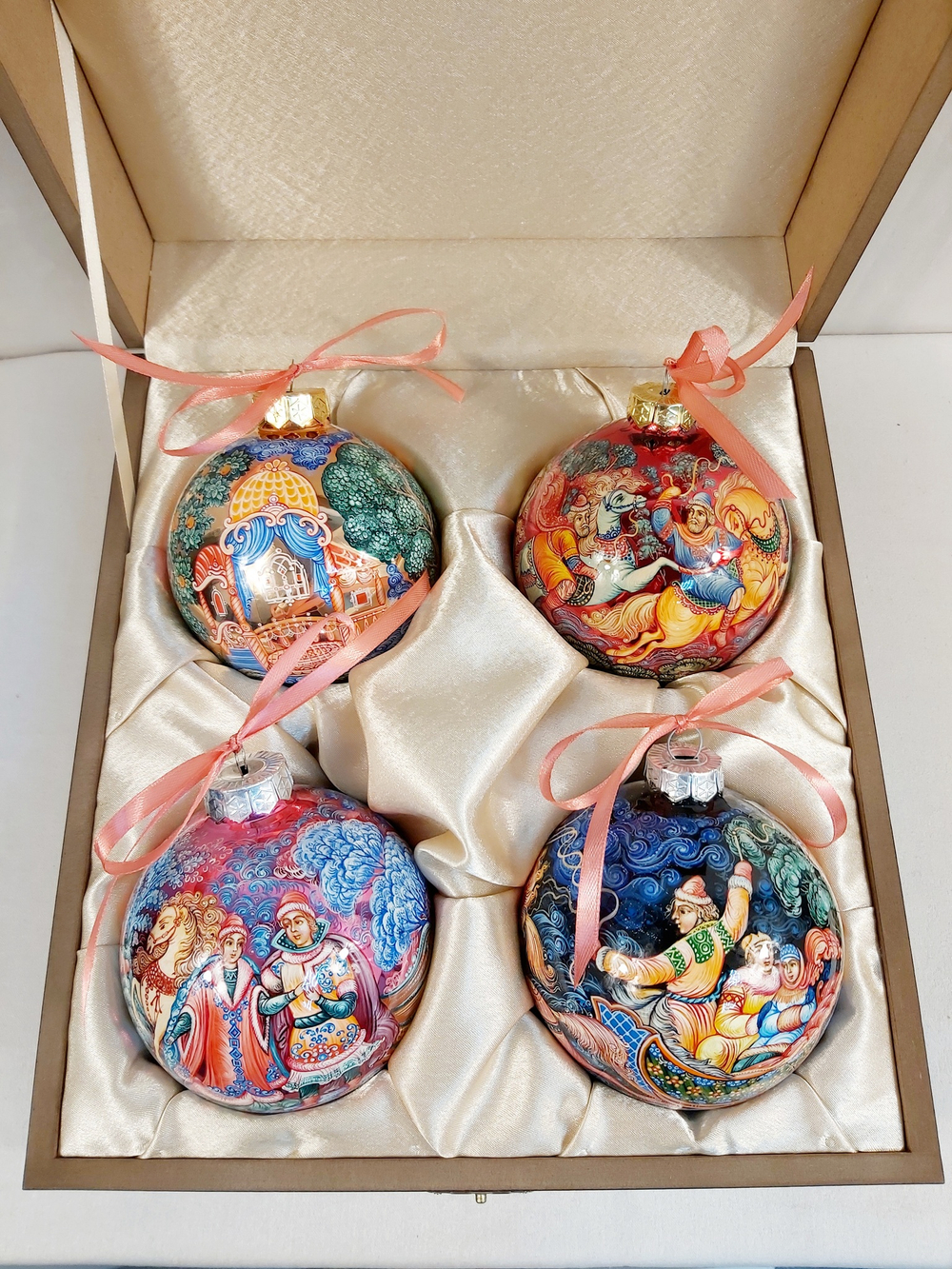 Сувенирный набор из 4-х новогодних шаров с ручной росписью "Сказки"