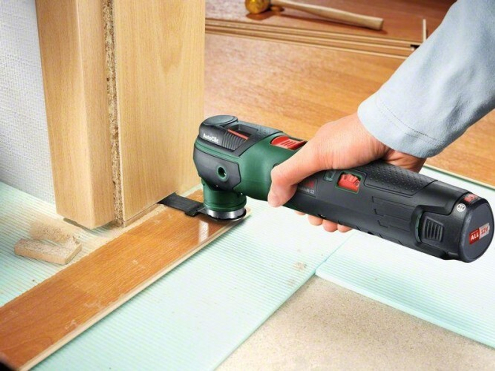 Многофункциональный инструмент аккумуляторный BOSCH UniversalMulti 12 0603103021 1х2,5Ач