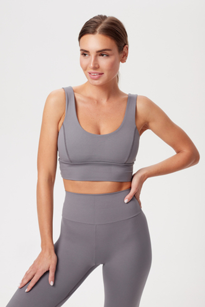 Топ с кольцами на спине