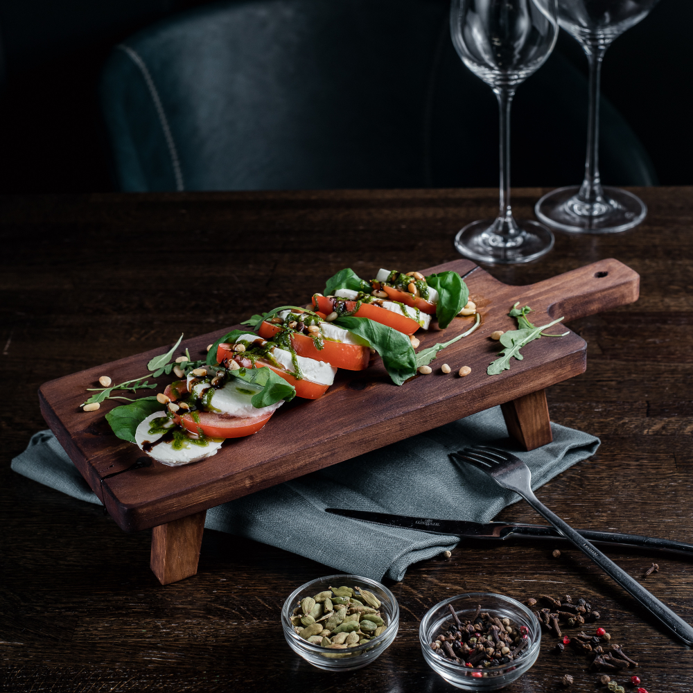 Деревянная сервировочная  доска для подачи блюд и закусок из древесины кедра. Art of Siberia. RD9