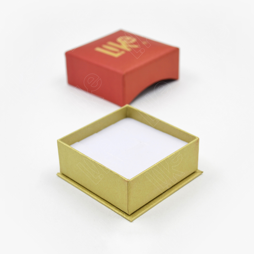 Футляр картонный под серьги и подвеску с возможностью логотипа.