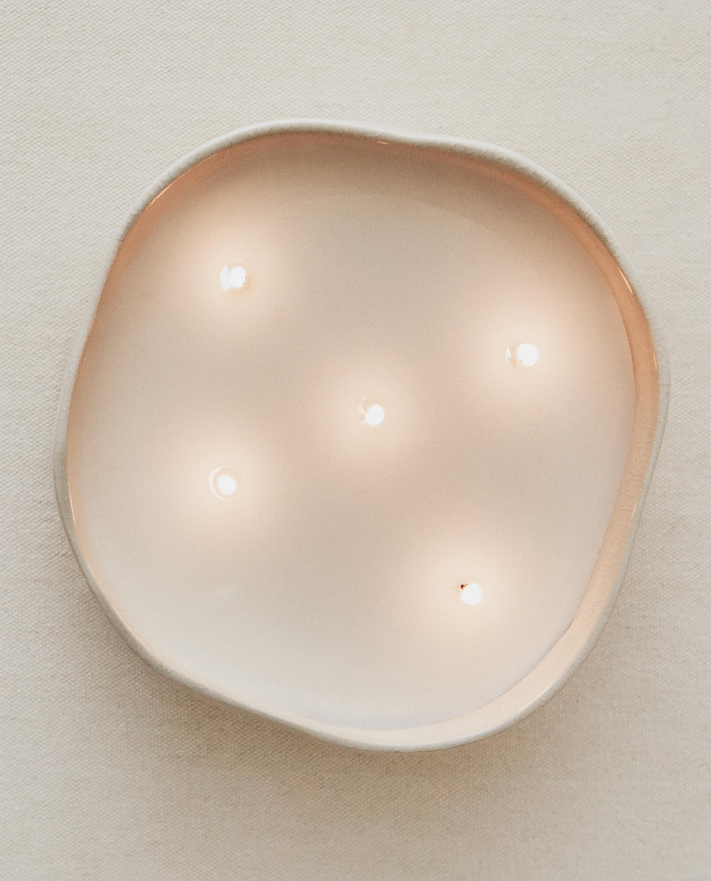 Zara Home Свеча ароматическая Luminous Camellia 540 г, растительный воск, аромат цветочный, Розовый