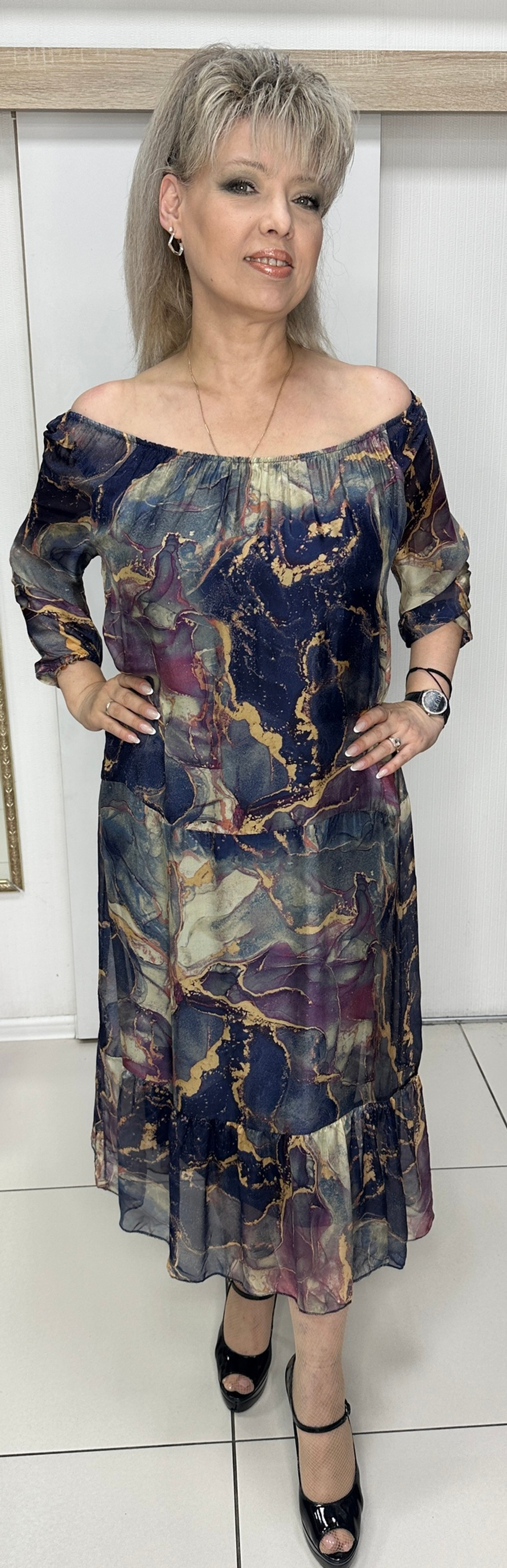 Нарядное двойное платье с красивым вырезом декольте