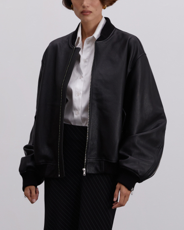 Черный кожаный бомбер oversize
