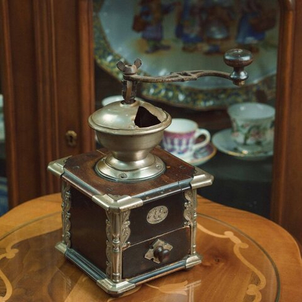 Редкая кофемолка в стиле раннего Модерна