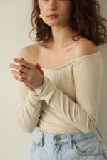 Лонгслив женский с открытыми плечами