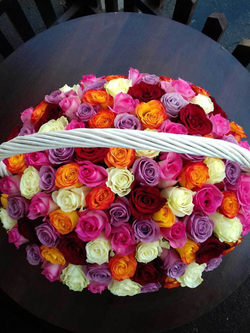 Эффектная настольная корзина из 101 розы