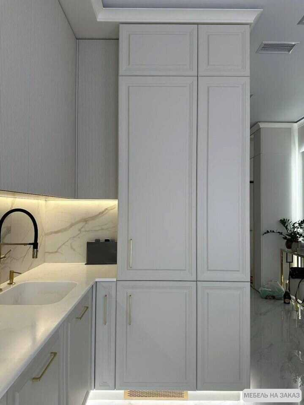 Белая кухня в потолок на заказ