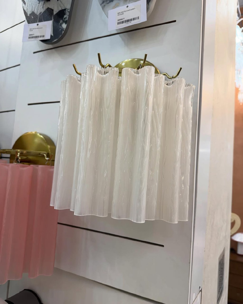 Элегантное настенное бра с фактурным стеклом