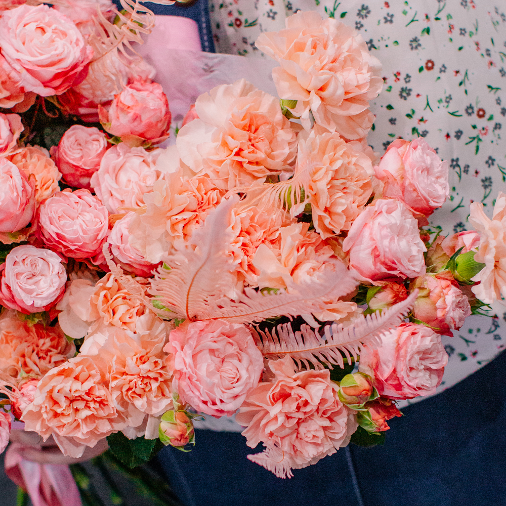 75. Уютный букет в персиково-розовой гамме с кустовыми розами