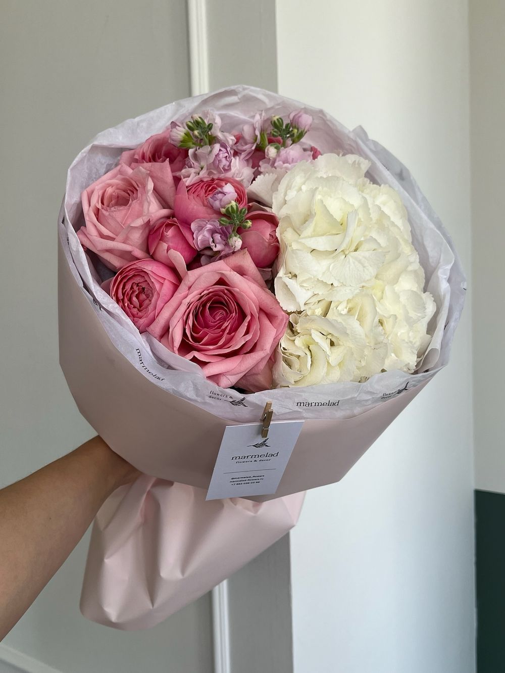 Букет из гортензии, маттиолы, одноголовой и кустовой пионовидной розы