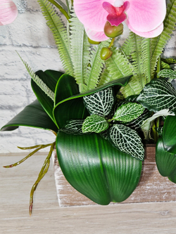 Искусственные Орхидеи бело-лиловые 40см в деревянном кашпо