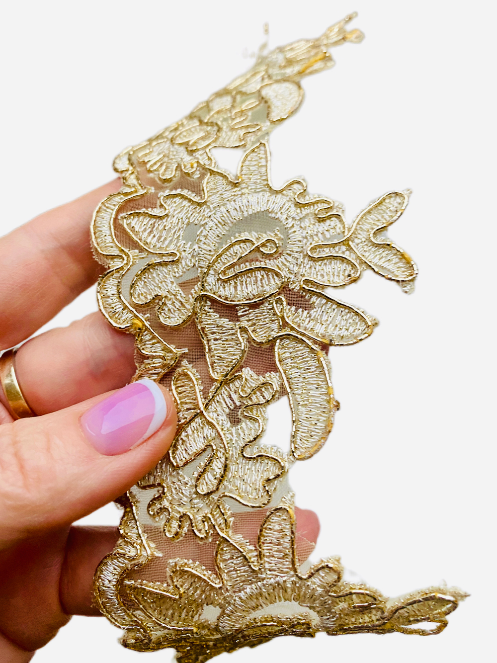 Кружево декоративное с кордом и вышивкой цвет молочный с золотом