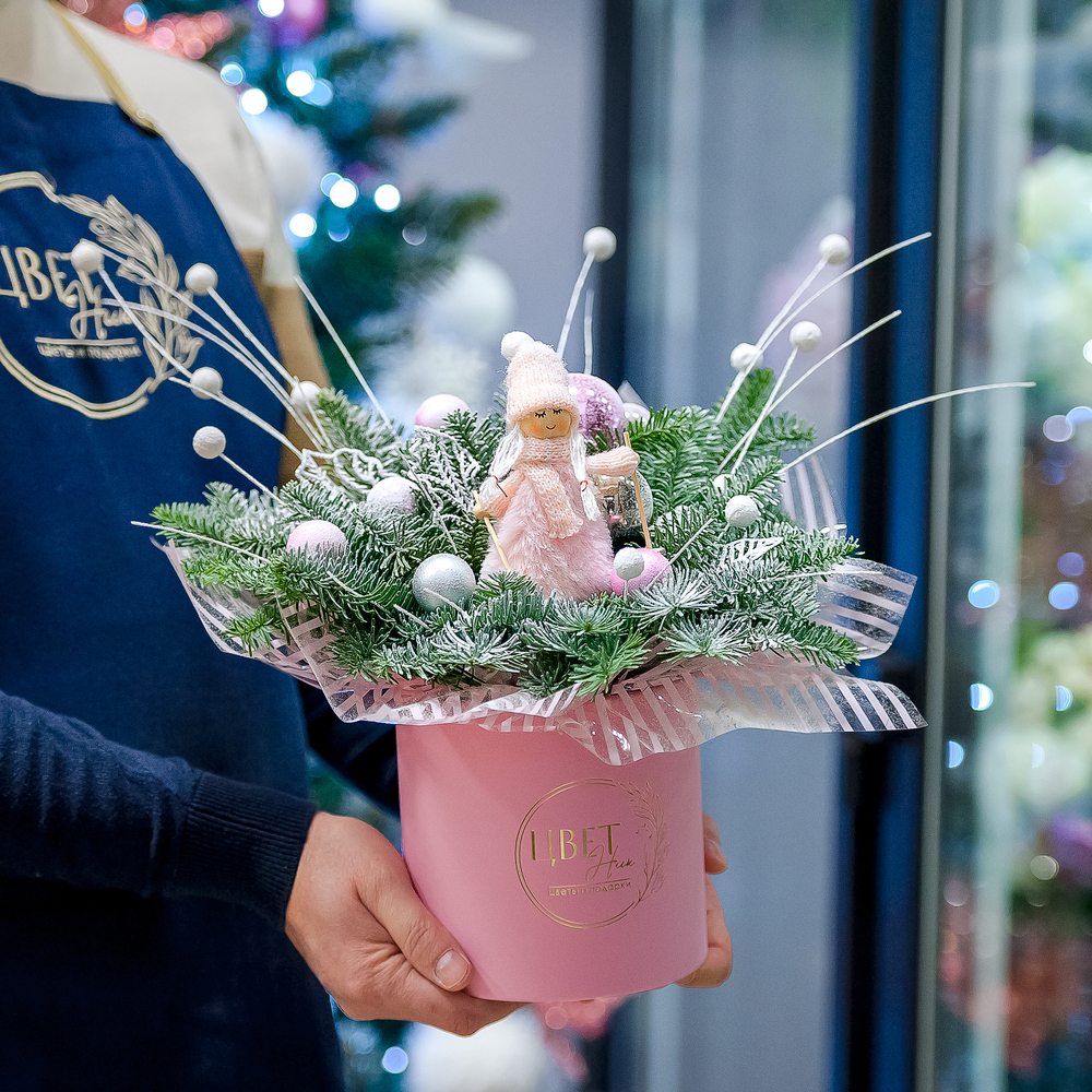 Нежная розовая композиция с нобилисом в шляпной коробке