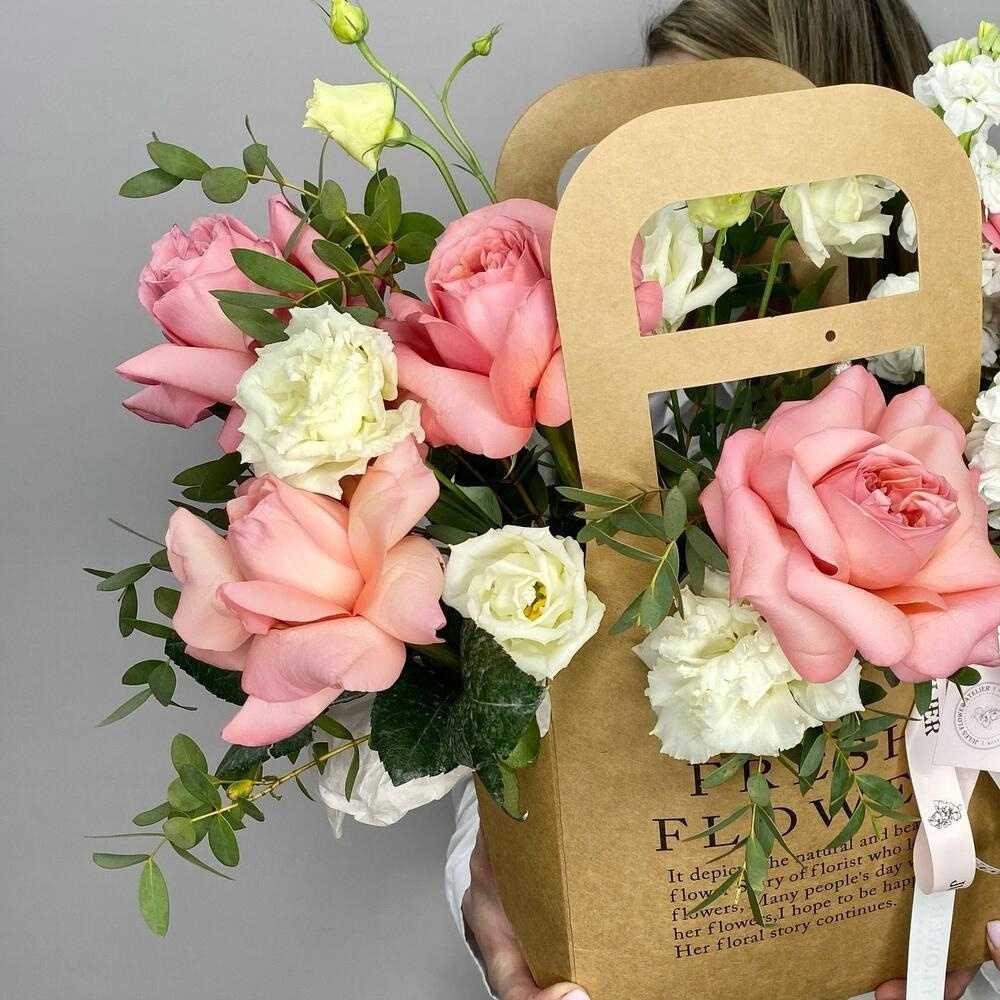 «Цветущий сад» пионовидные розы, ароматная маттиола и нежная эустома в стильной сумке