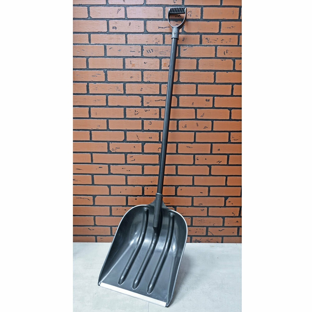 Лопата снеговая "Эверест" 380*530мм с металл. крашеным черенком и V-обр ручкой