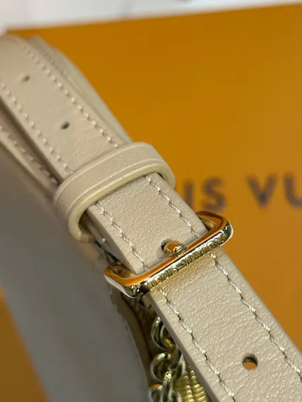 Сумка Louis Vuitton Pochette LV Bloom