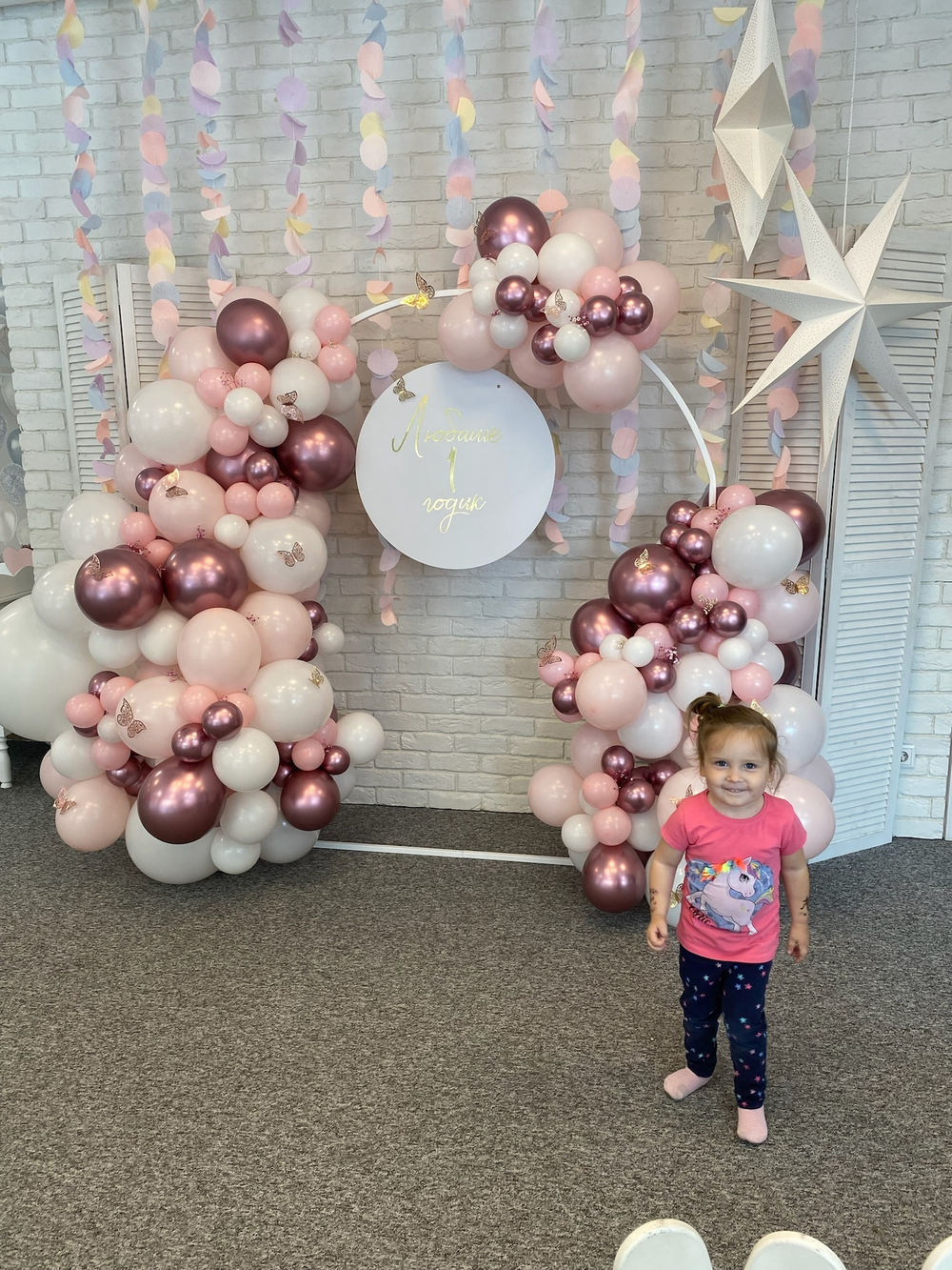 Фотозона на полукруглом каркасе