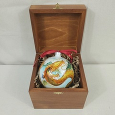 Коллекционный елочный шар с росписью Палех "Дракон" в деревянной шкатулке