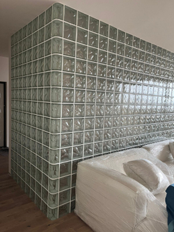 Фото Стеклоблок бесцветный волна Vitrablok 19х19х8  в интерьере