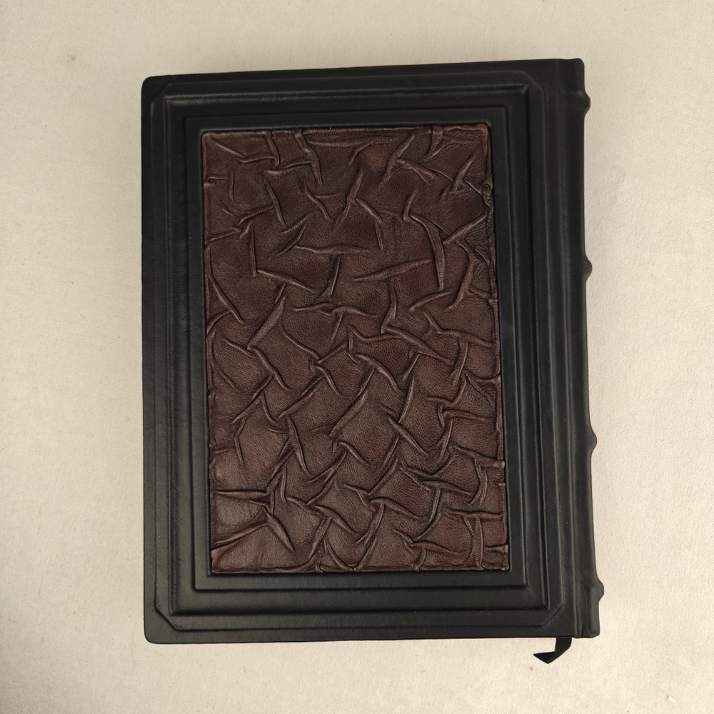 Книга в переплёте из натуральной кожи "Монеты России" в футляре