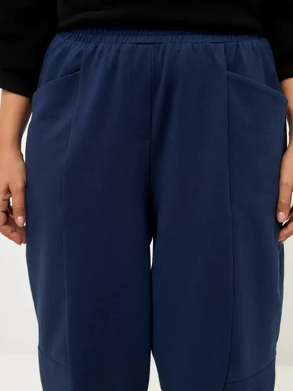 Брюки бананы трикотажные с декоративными швами