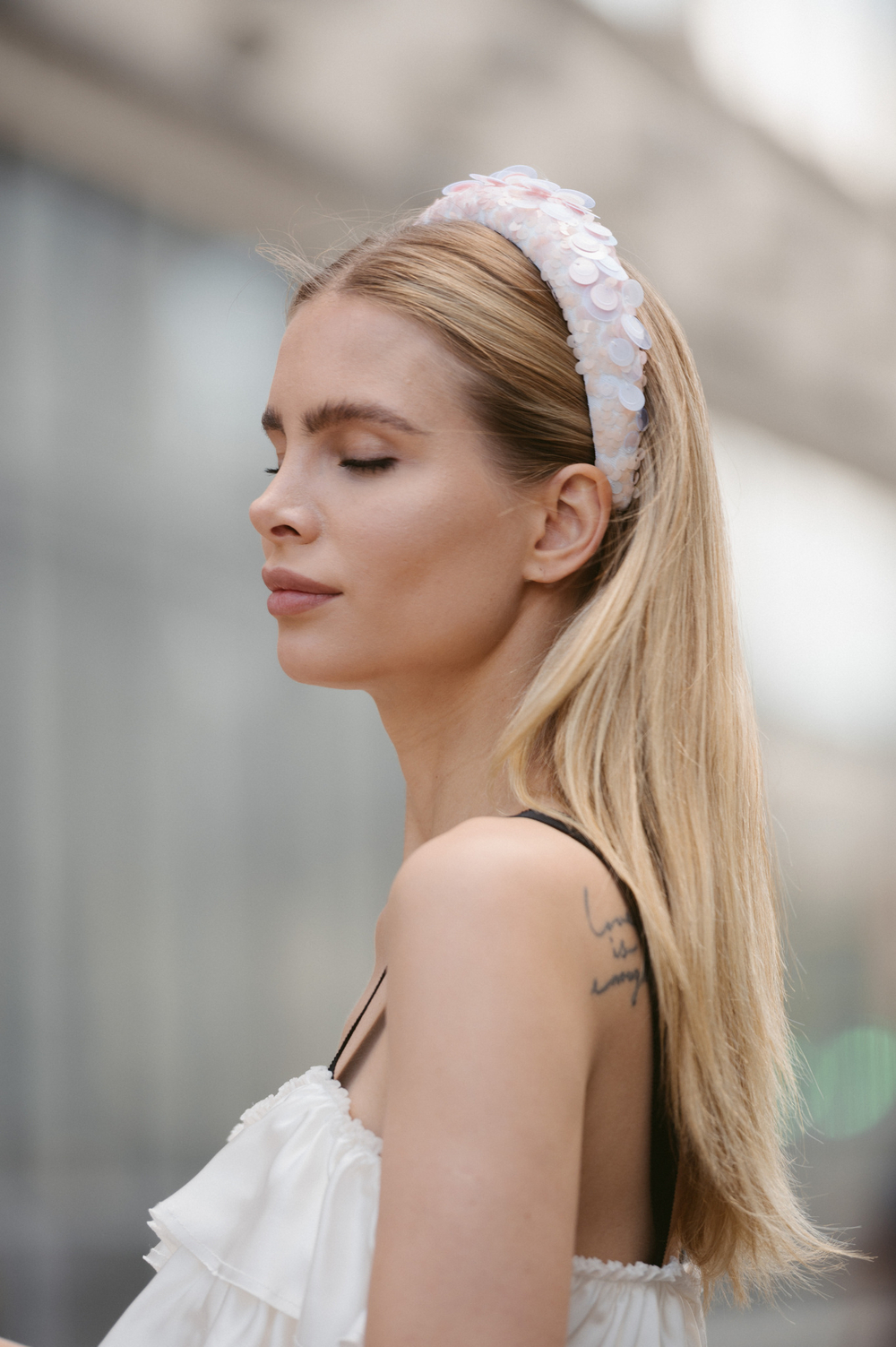 Ободок белый с перламутровыми пайетками