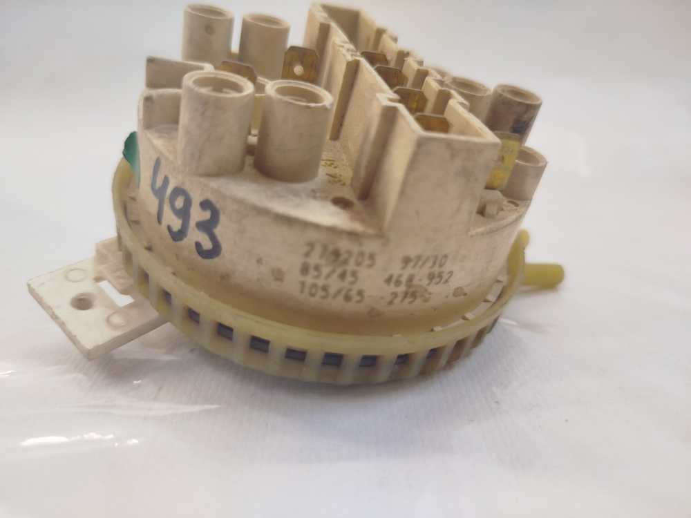 493 Датчик уровня воды (Прессостат) для стиральной машины Bosch/Siemens 4 контакта 85/45 105/65 б/у