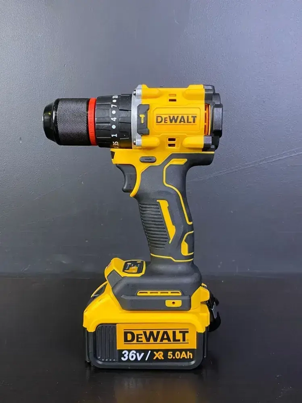 DeWalt Дрель-шуруповерт, 36 В, 90 Нм, 2 АКБ