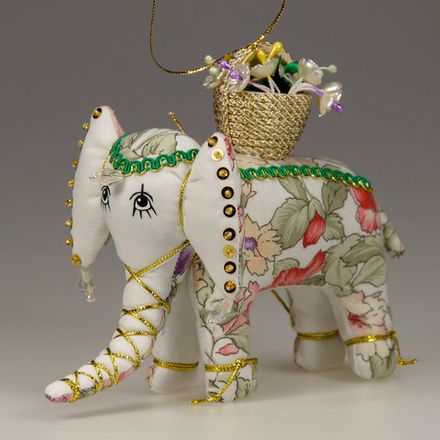 Ёлочная игрушка Слон с аксессуаром