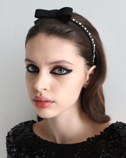 Тонкий ободок с бантом декорированный белыми камнями