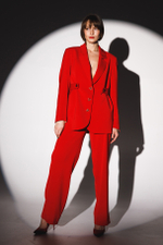 Пиджак с оригинальными пуговицами прямого кроя  в красном оттенке