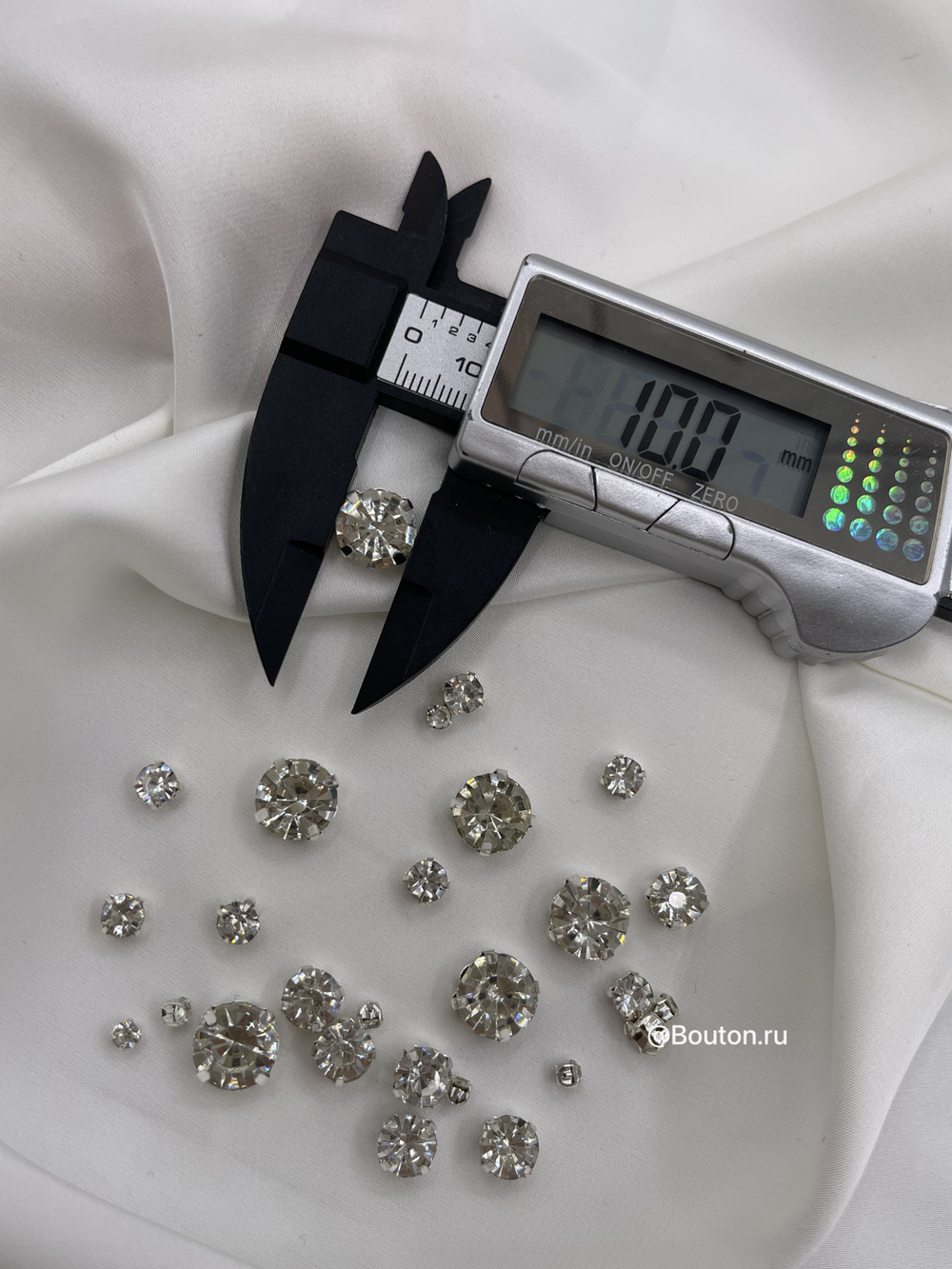 Стразы круглые в квадратных в цапах серебро