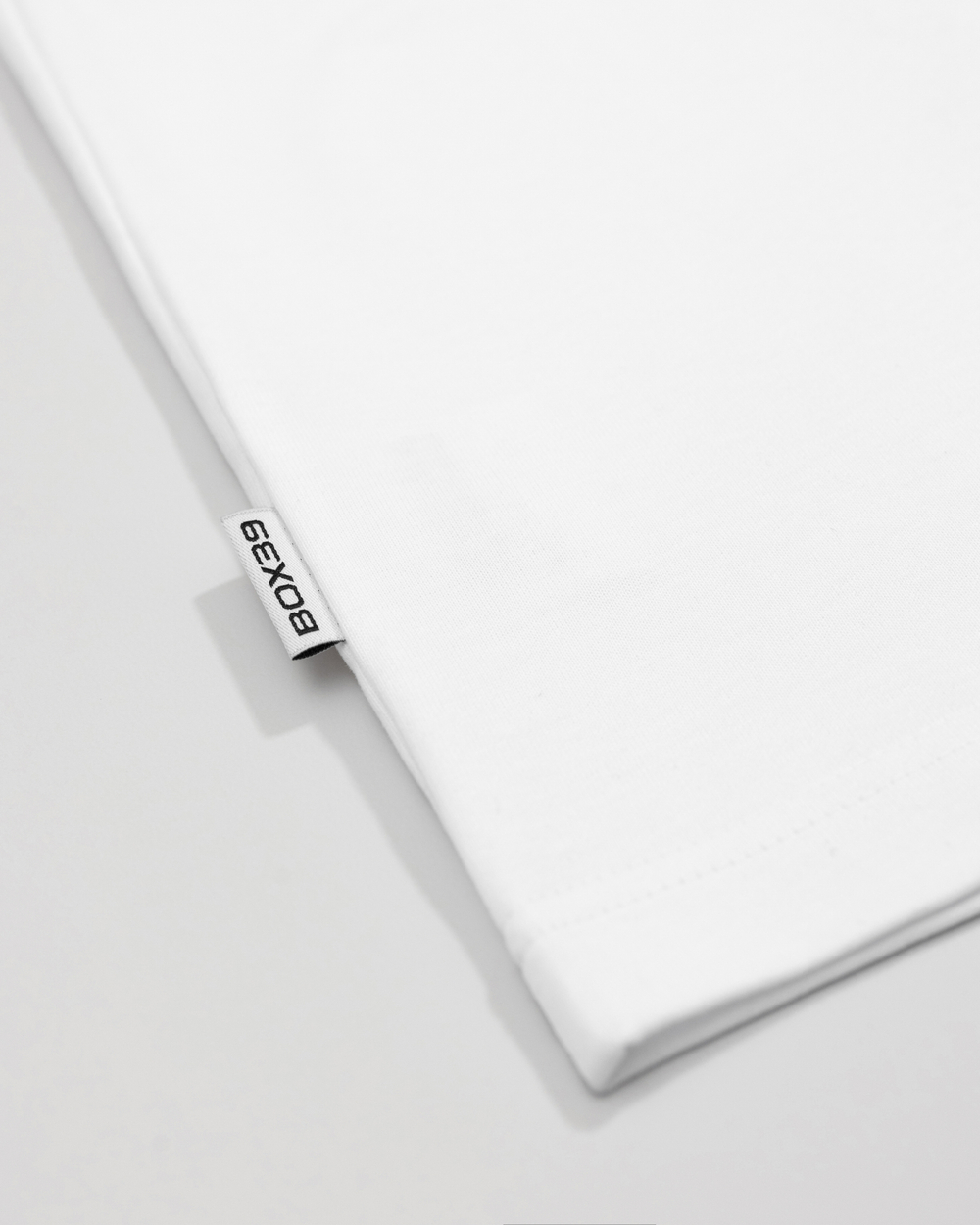 Футболка белая с лого на груди M