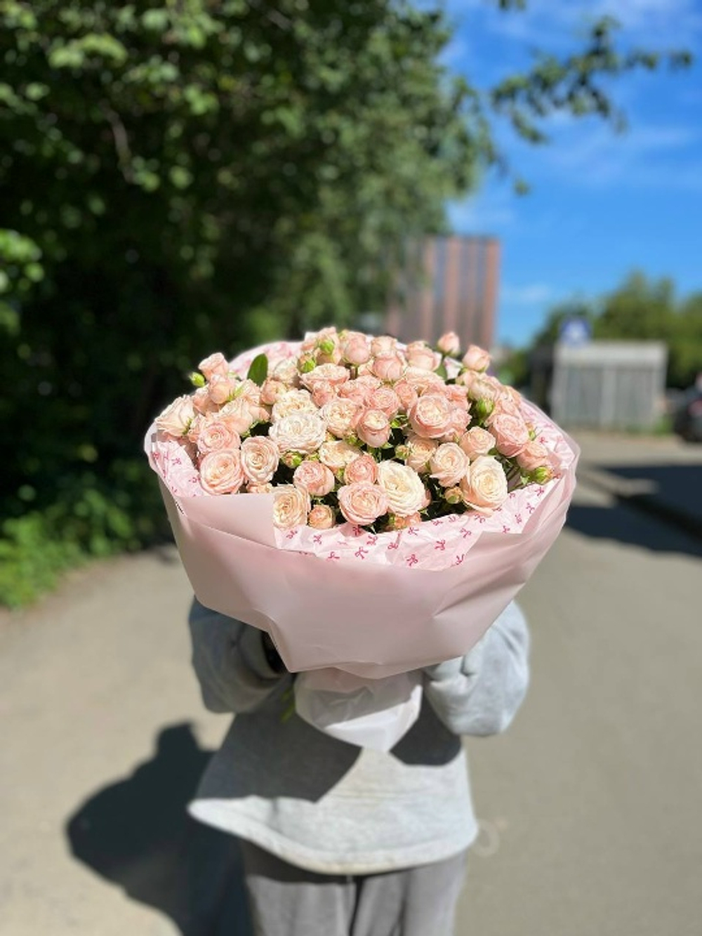 купить 21 кустовую розу в оформлении в казани с доставкой