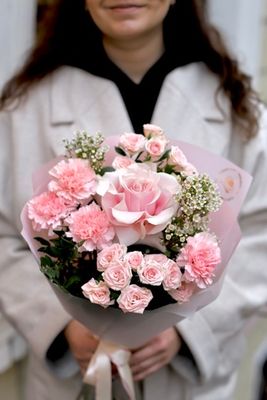 Букет «Розовая нежность» (роза французская, розы кустовые, диантус, хамелациум)