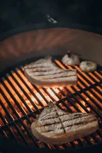 Керамический угольный гриль Monolith One.66, 52 см, чёрный, с ножками и столиками