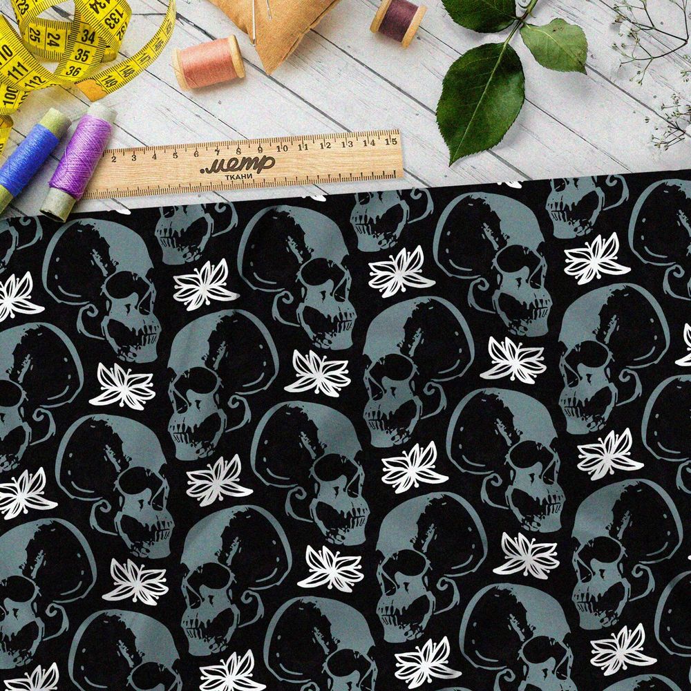 Ткань шифон зелёные черепа и белые цветы