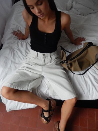 Светло-серые бермуды из денима