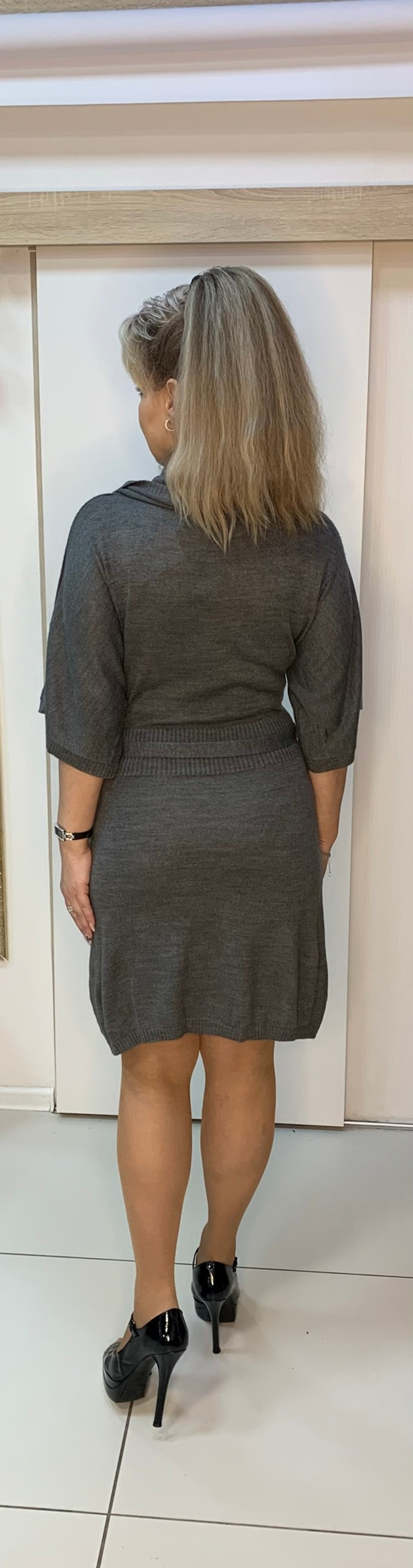 Трикотажное платье-туника с хомутом