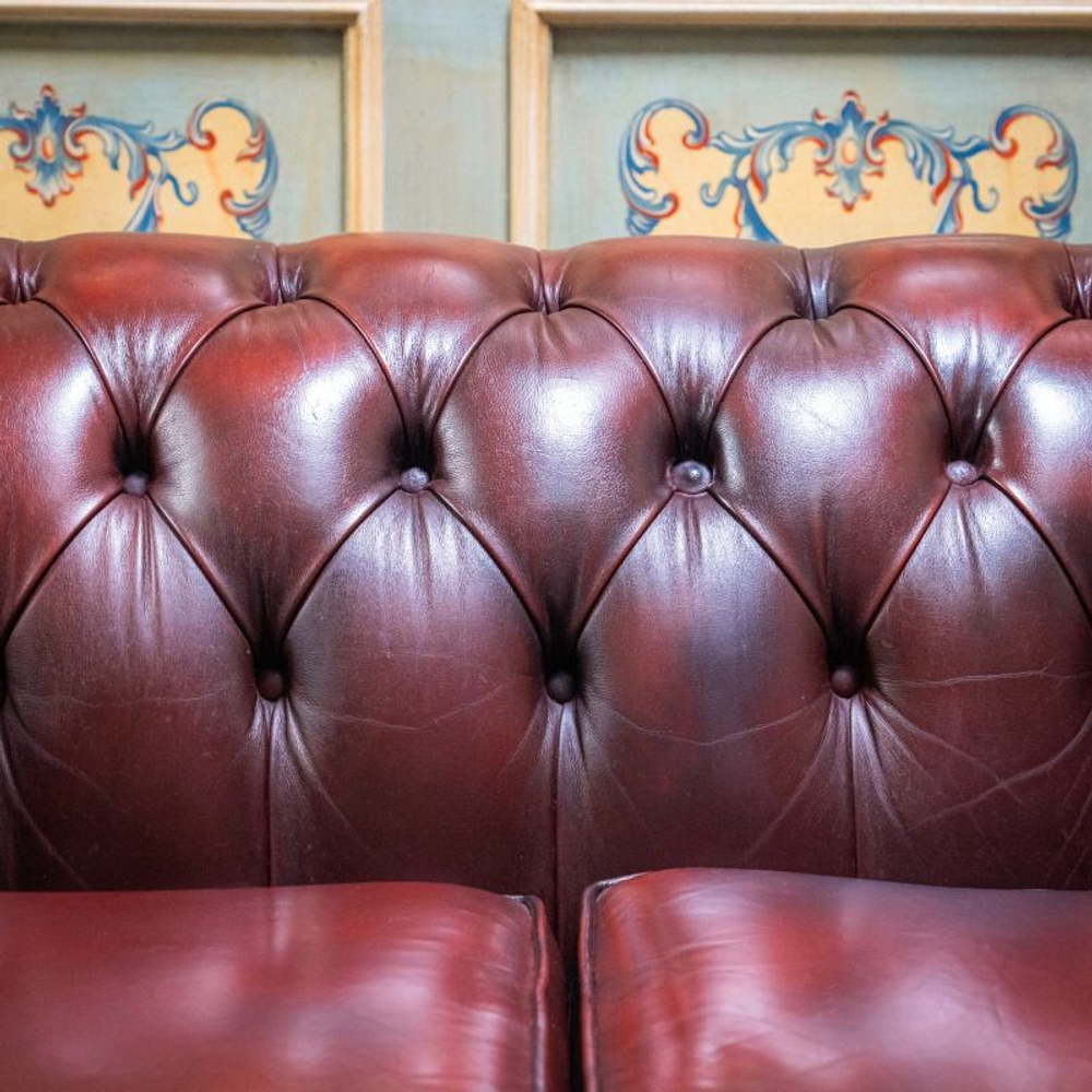 Диван в стиле Честерфильд