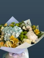 Букет с голубой гортензией