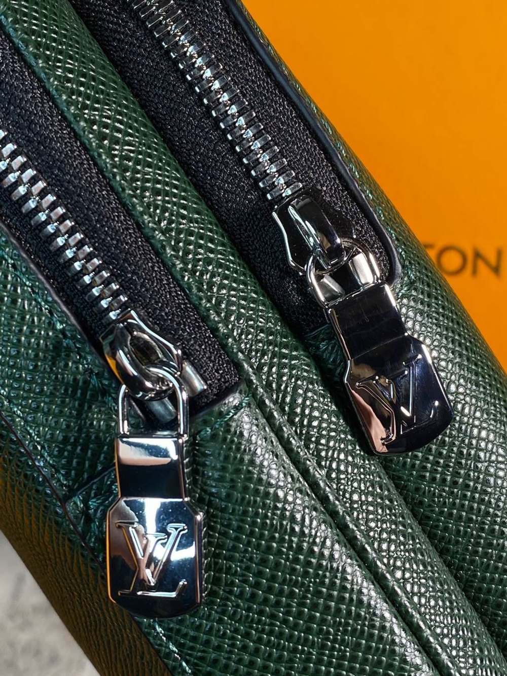 Сумка-мессенджер Louis Vuitton