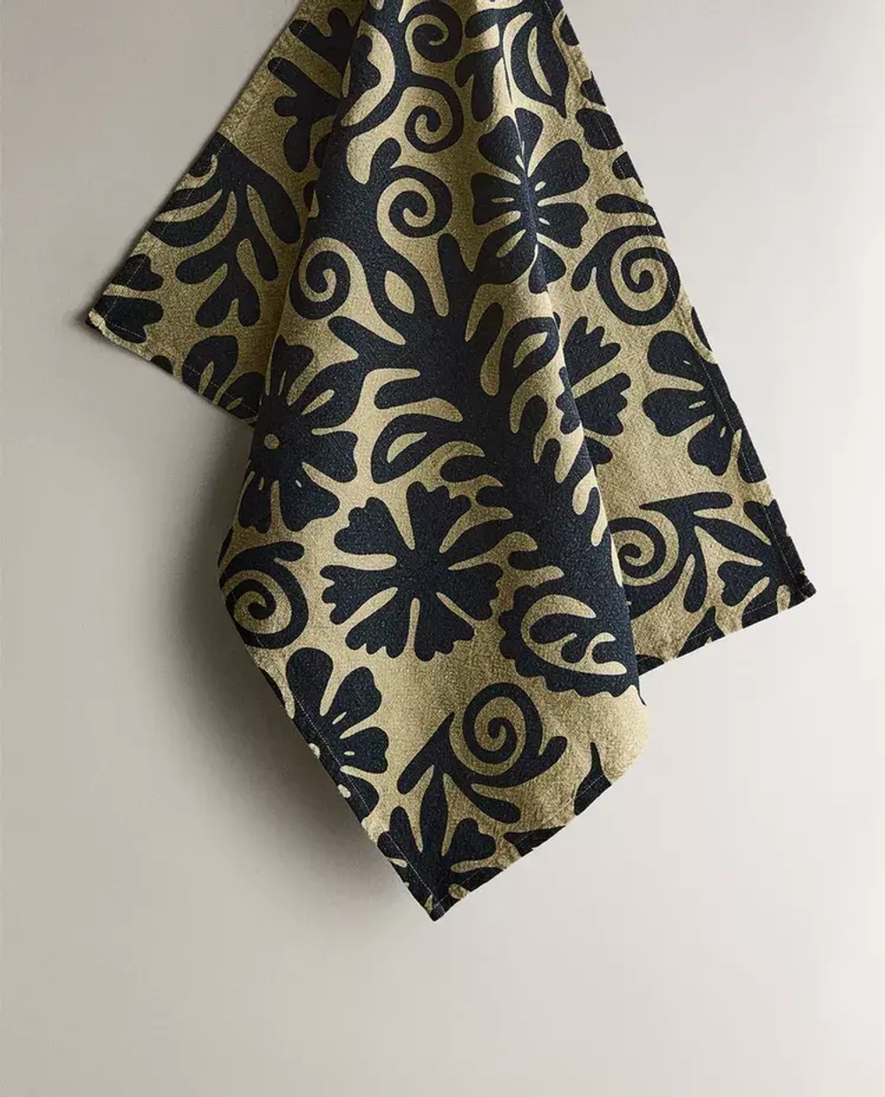 ZARA HOME X NANUSHKA ЛЬНЯНОЕ ПОЛОТЕНЦЕ С ЦВЕТОЧНЫМ РИСУНКОМ, ТЕМНО-СИНИЙ