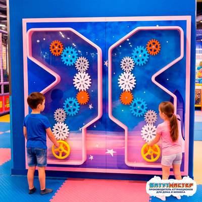 Интерактивная игровая стена «Шестерёнки вселенной», 2,44×0,5×2,44 м