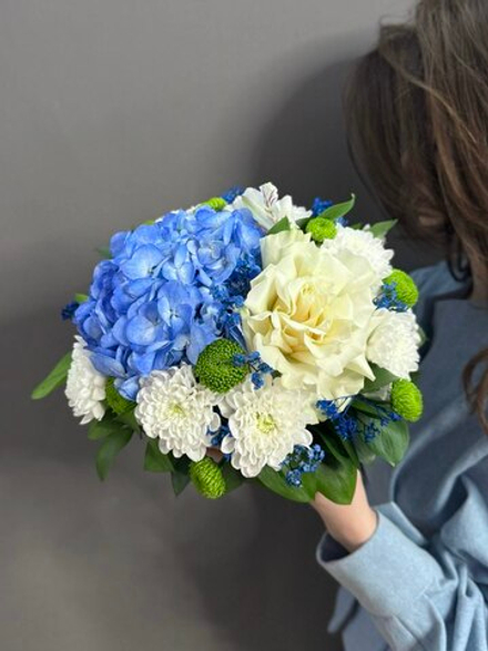 Настольная композиция с цветами в бело-синей гамме