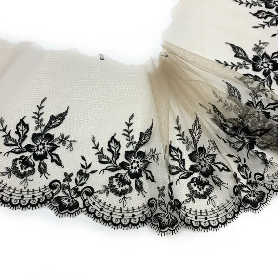 Вышивка на сетке телесная/черная (правая) 18 см