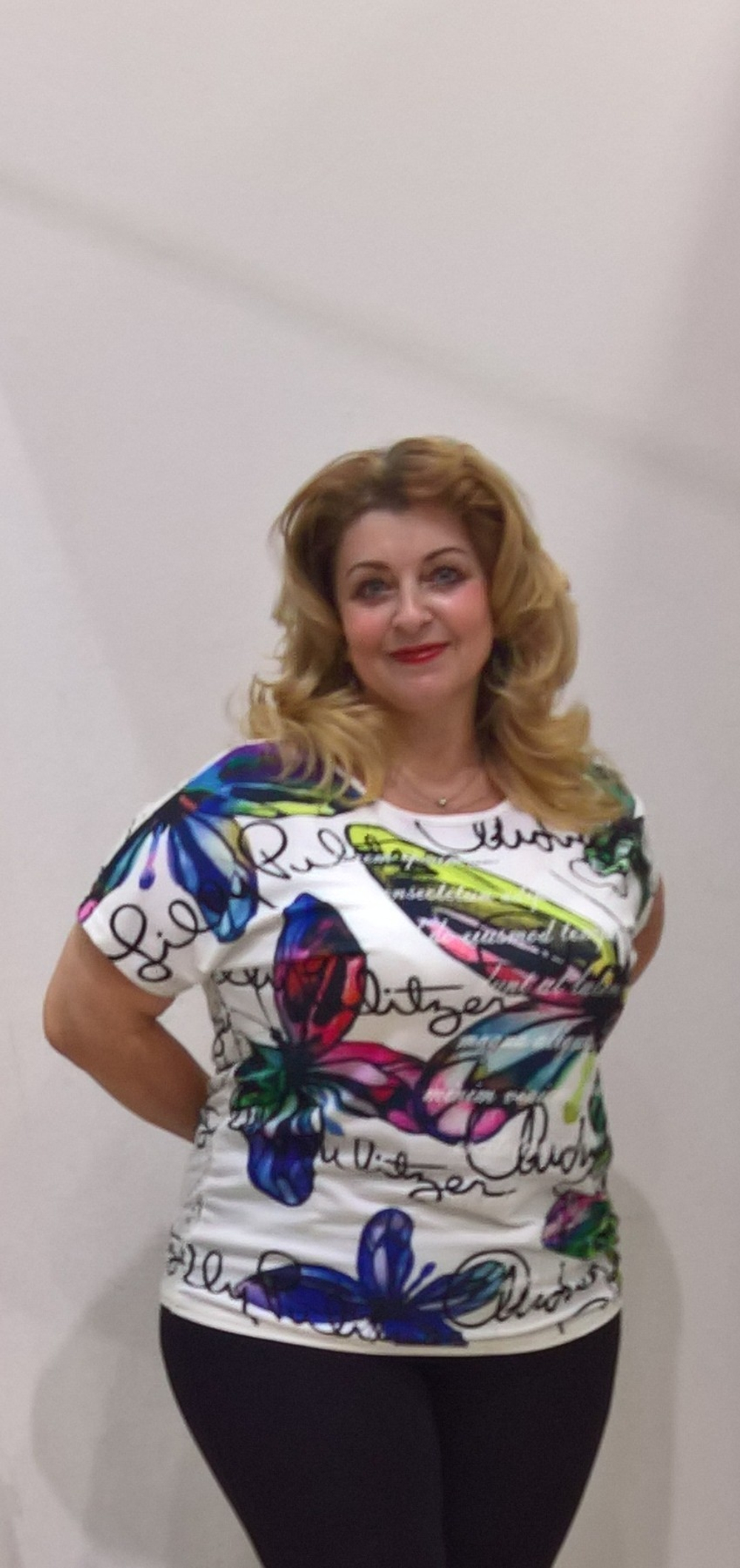 Яркий блузон-футболка из хлопка с оригинальным принтом