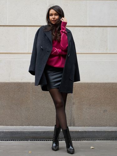 Черное укороченное пальто с шарфом