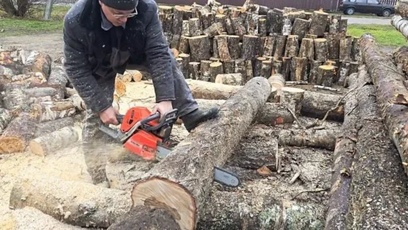 Как правильно пилить дрова бензопилой: безопасная и быстрая заготовка дров